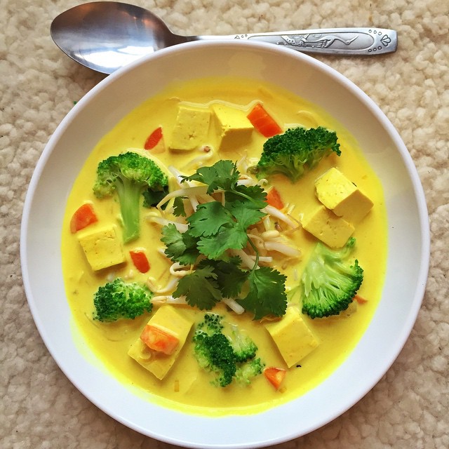 Soupe thaï végétarienne au tofu et brocoli