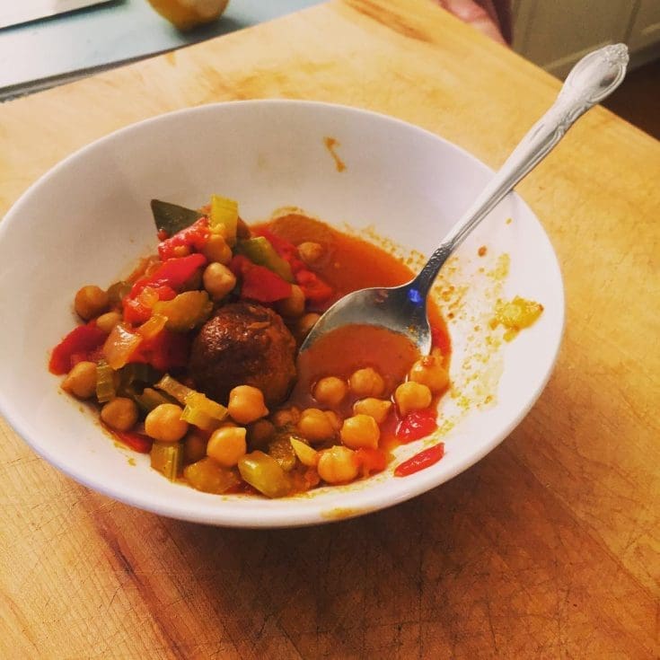 Cassolette de boulettes et pois chiches aux poivrons selon Danny St Pierre