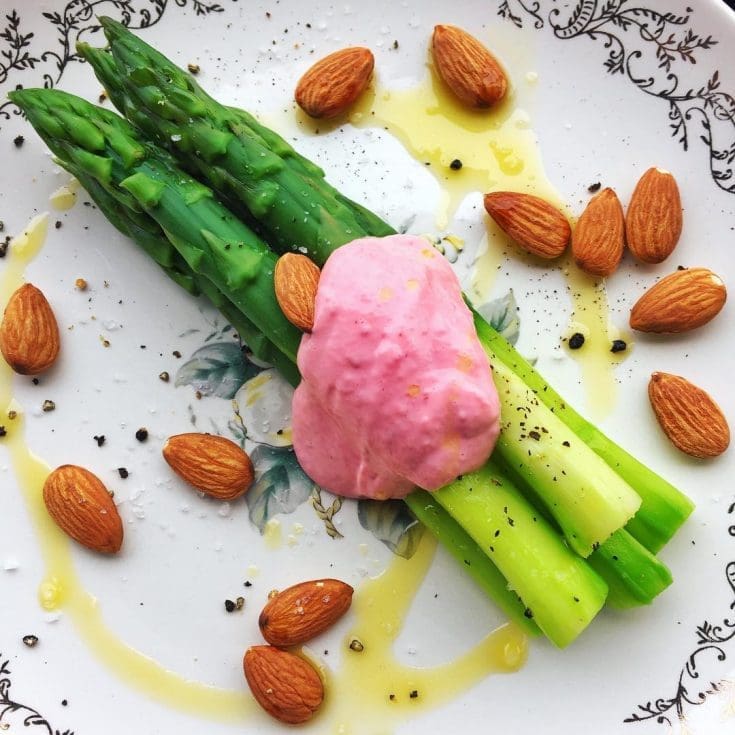 Asperges froides, mayonnaise aux framboises et amandes rôties