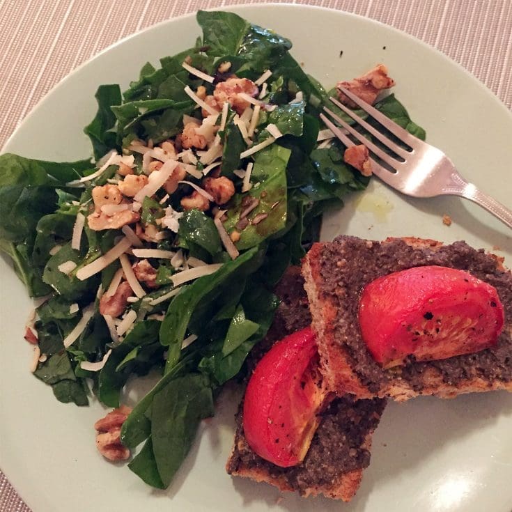 Salade d’épinards et noix de Grenoble avec croûtons à la tapenade d’olive et tomates rôties