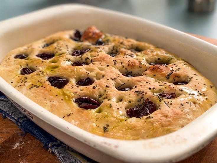 Focaccia aux olives et romarin