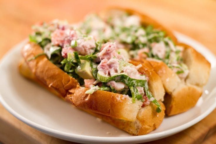 Guédille au crabe, fraises et avocat