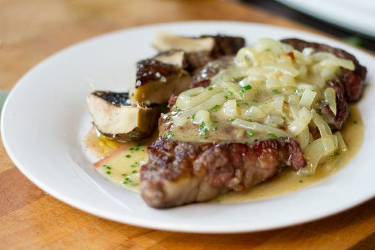 Steak de faux-filet sur le BBQ à l'oignon et à la bière