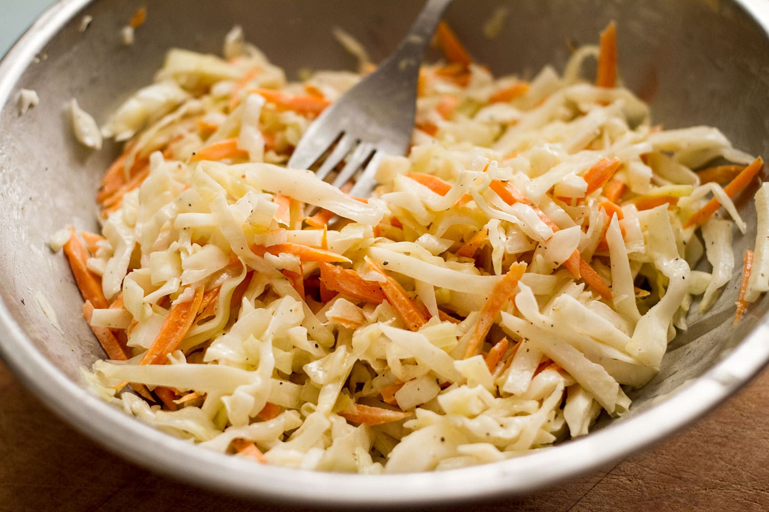 Recette de Salade de chou (coleslaw) mi-crémeuse mi-traditionnelle ...