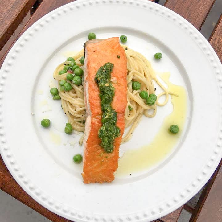 Saumon poêlé au pesto de roquette et pâtes aux pois verts