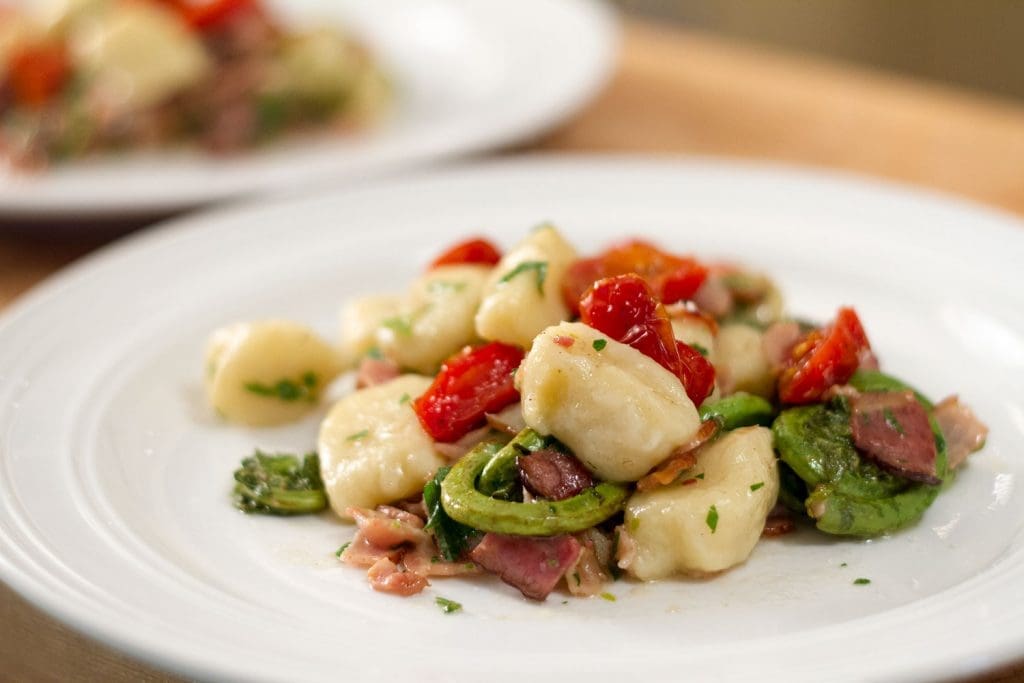 Recette de gnocchi aux têtes de violon, tomates rôties et bacon