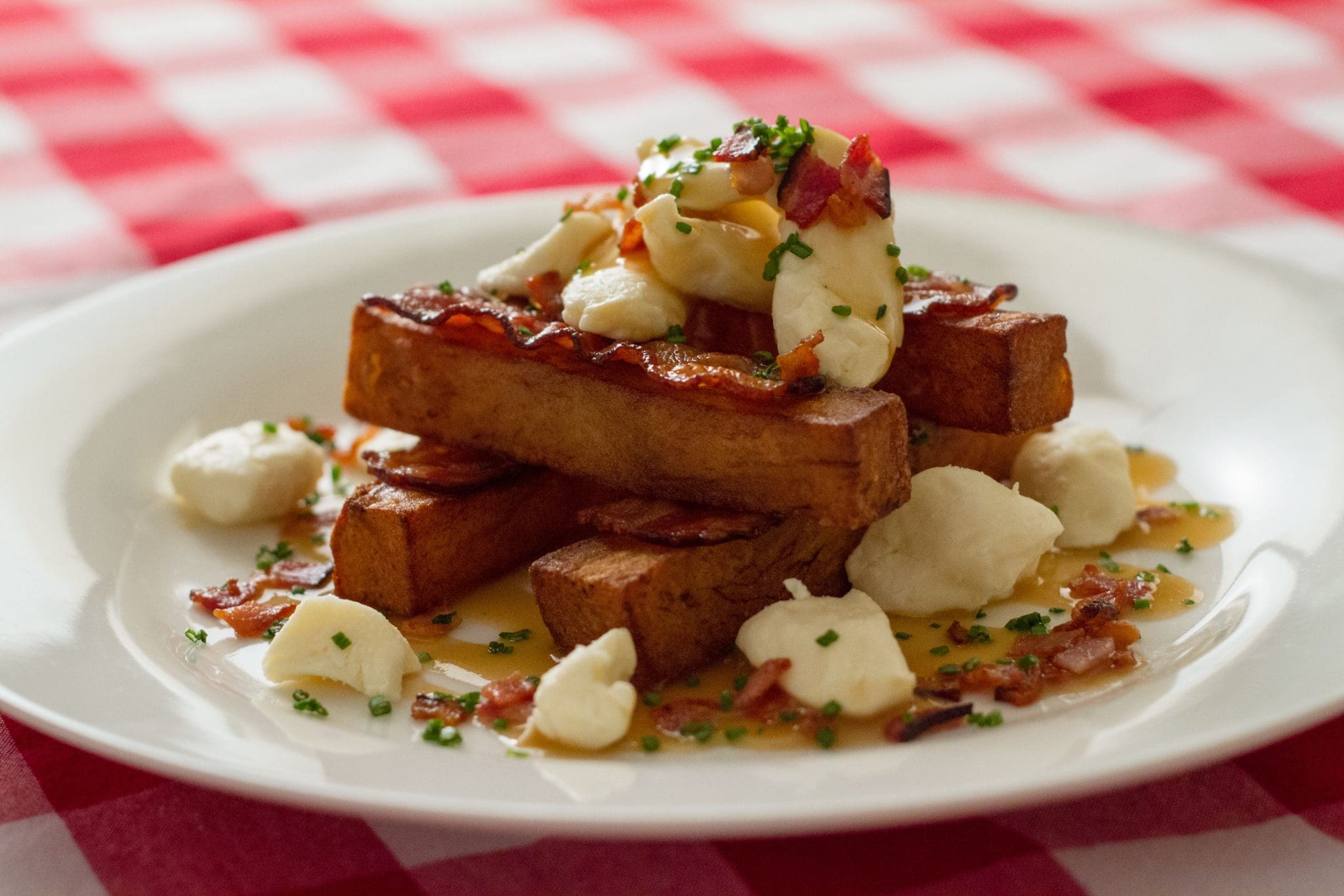 Recette de Poutine au bacon, sauce à la bière, pommes de terre Pont
