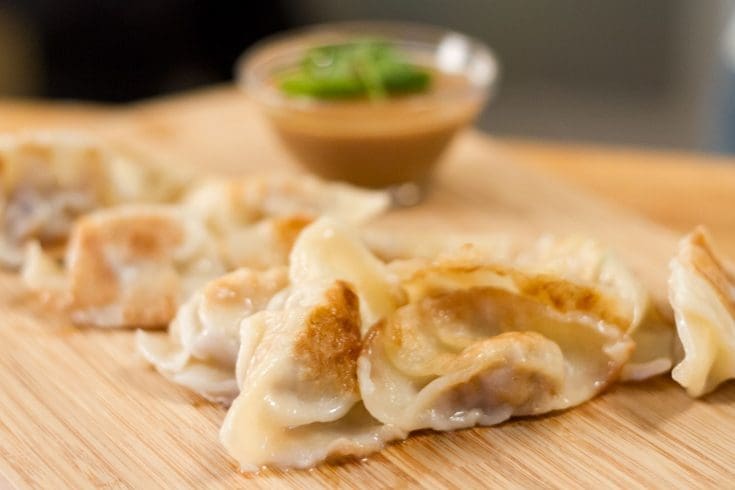 Dumplings au porc et crevettes & sauce aux arachides selon Wille