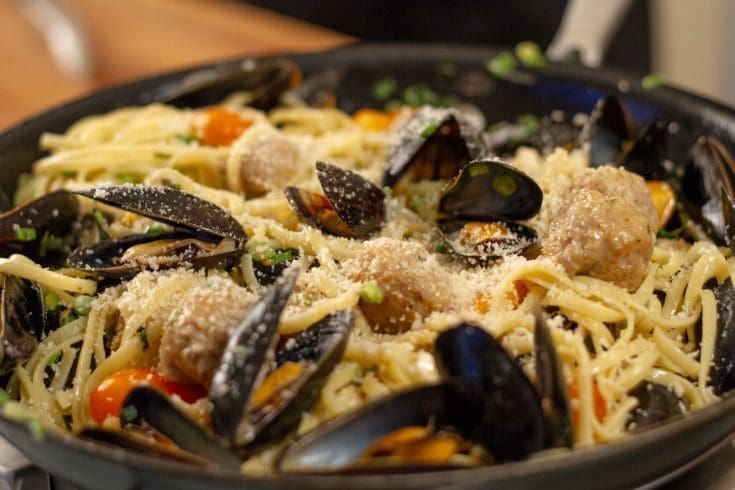 Linguine aux moules et à la saucisse italienne