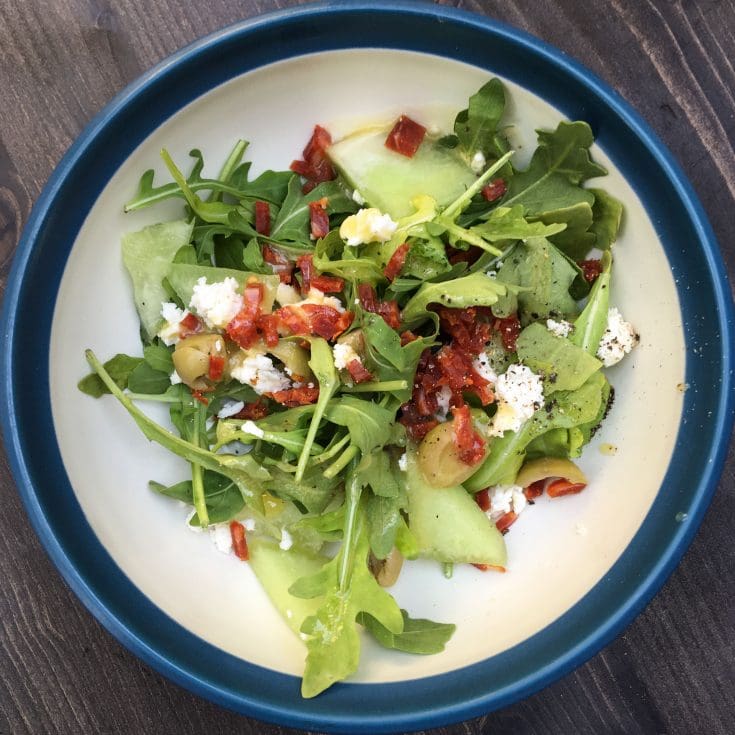 Salade de roquette, melon, feta et saucisson