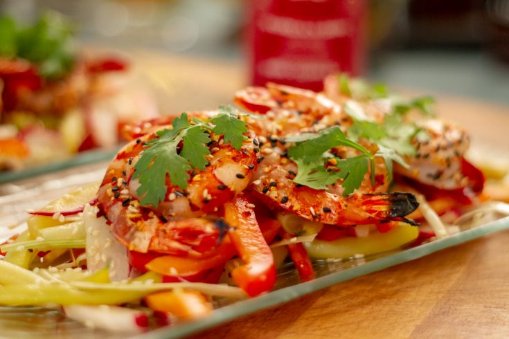 Salade de légumes croquants avec crevettes grillées à la coréenne