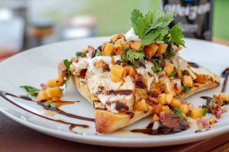 Bruschetta au poulet, cantaloupe et pancetta