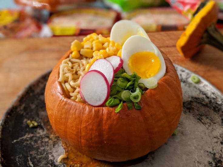 Bol de ramen dans une citrouille