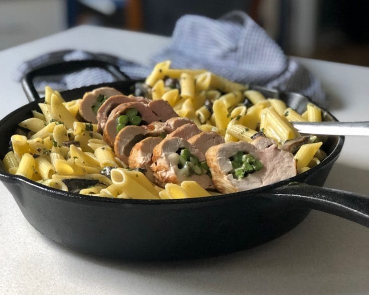 Filet de porc farci au fromage mozzarella et asperges avec penne sauce forestière