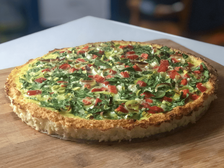 Quiche au feta, épinards et croûte de chou-fleur