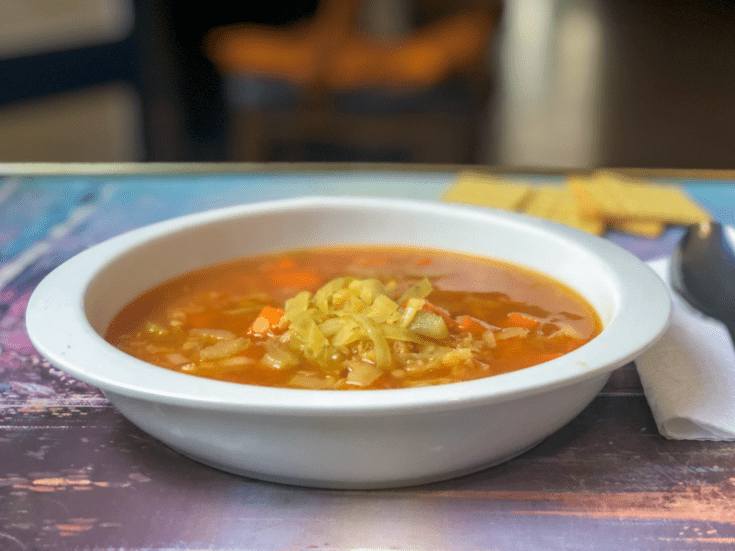 Soupe tomatée aux légumes et lentilles
