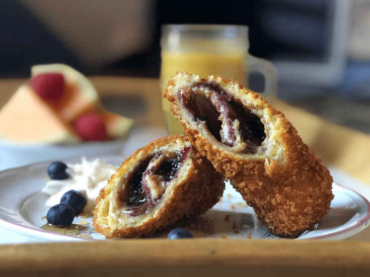 Roulades de toast au beurre d’arachides (deep fried toast)