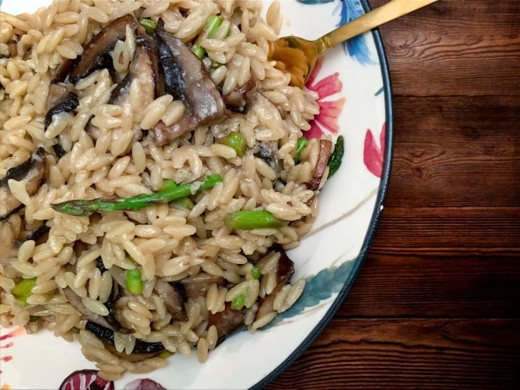 Orzo, sauce demi-glace, champignons et asperges