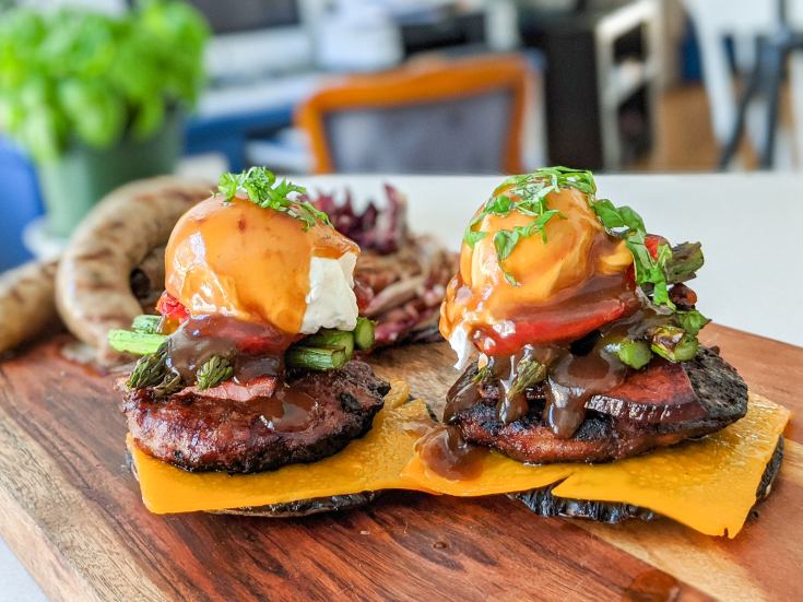 Burger déconstruit aux champignons et brie, servi sur portobellos grillés