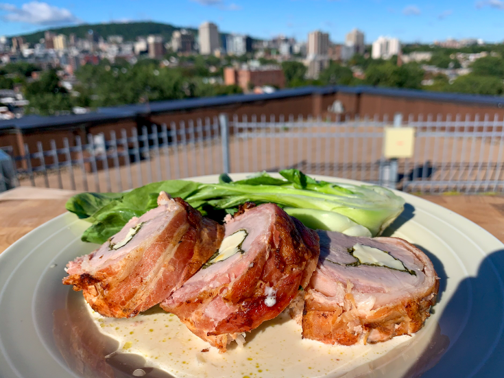 Filet de porc farci et enroulé de bacon, sauce crème infusée au romarin