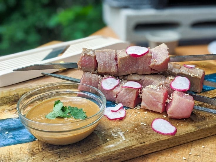 Brochettes de tataki de thon et mayonnaise au sésame