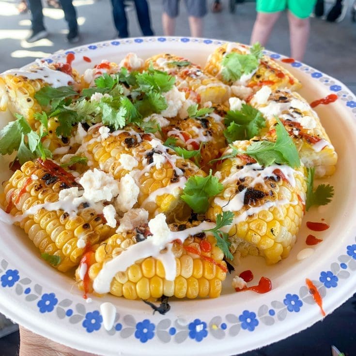 Maïs grillé au feta, coriandre et sriracha