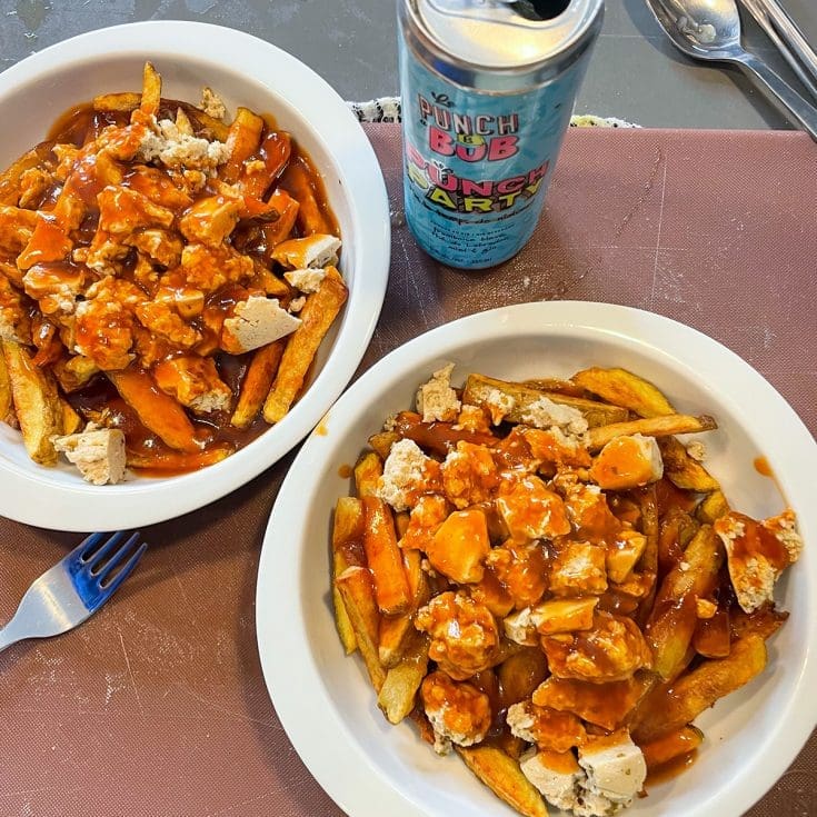 Poutine végétarienne au fromage de tofu