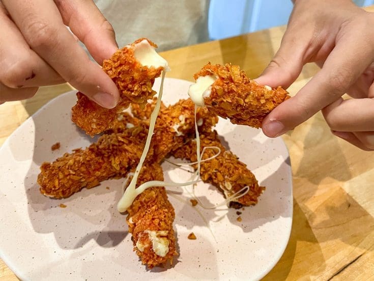 Bâtonnets de fromage Ficello panés aux Takis