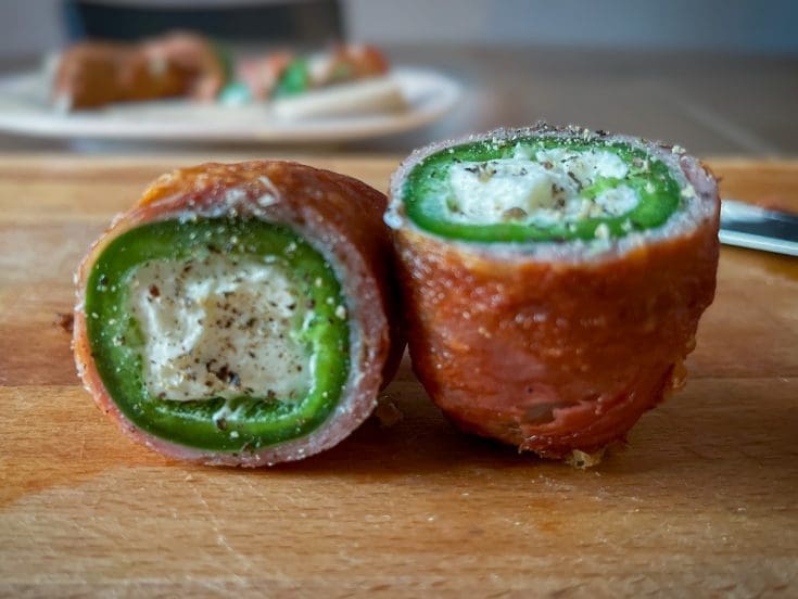 Poppers au chèvre & prosciutto (jalapenos farcis au fromage de chèvre, enroulés de prosciutto)