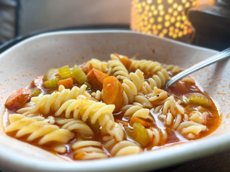 Soupe tomatée aux nouilles et légumes