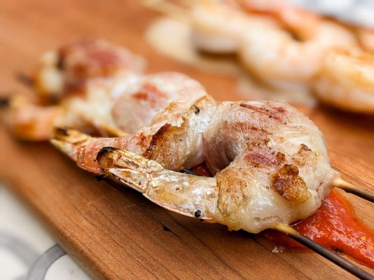 Brochettes de crevettes enroulées de bacon, sauce romesco