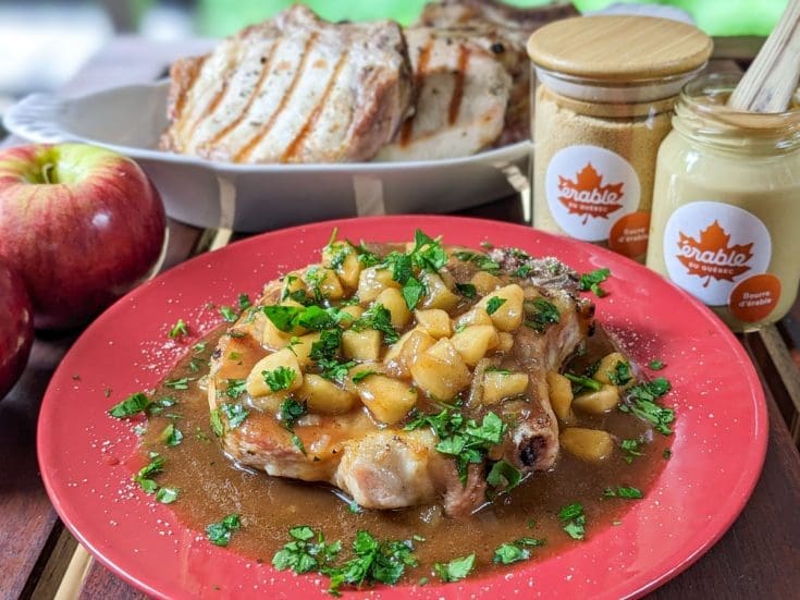 Côtes de porc avec sa sauce aux pommes et à l’érable