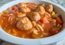 Soupe repas aux tomates épicées et boulettes de porc