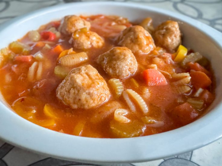 Soupe repas aux tomates épicées et boulettes de porc