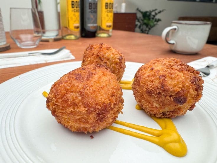 Arancini à la viande fumée et cornichons