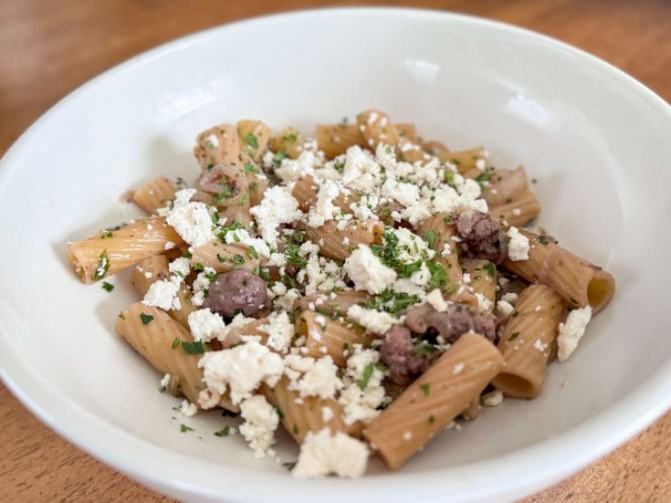 Rigatoni style soupe à l'oignon avec saucisses