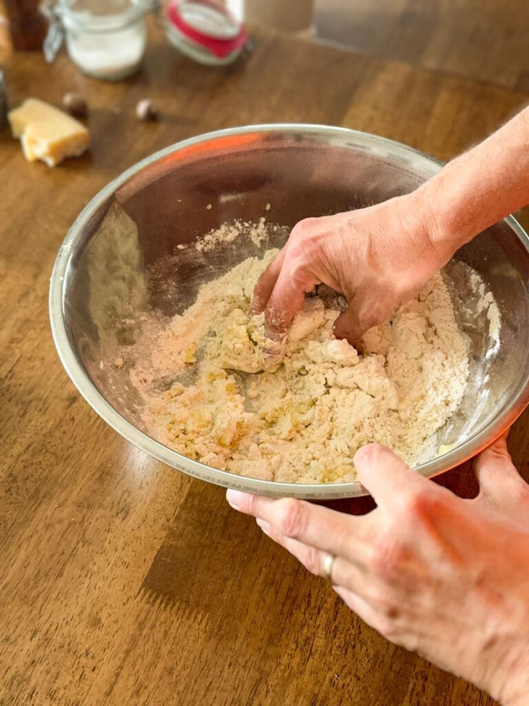 Mélanger tous les ingrédients avec les mains