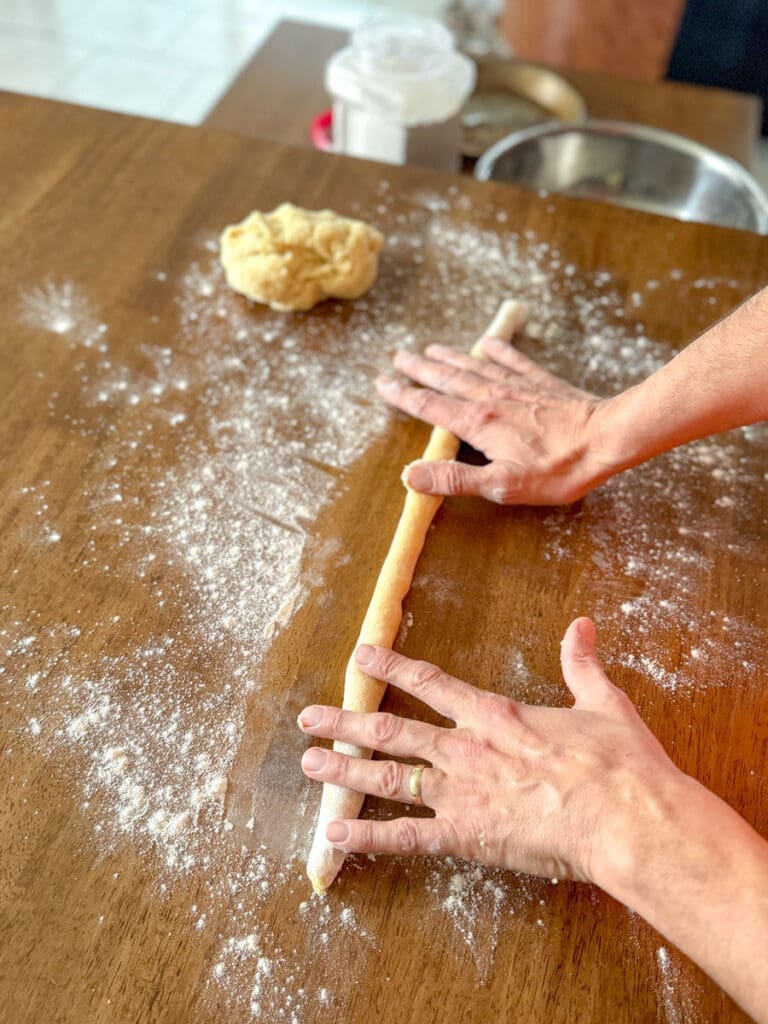 Préparation des gnocchis - Rouler la pâte en saucisson