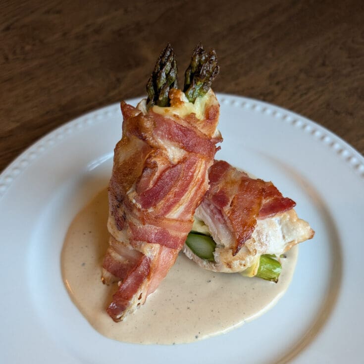 Roulade de poulet aux asperges et bacon