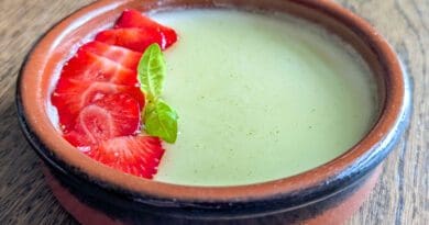 Panna cotta à la vanille et sirop de basilic
