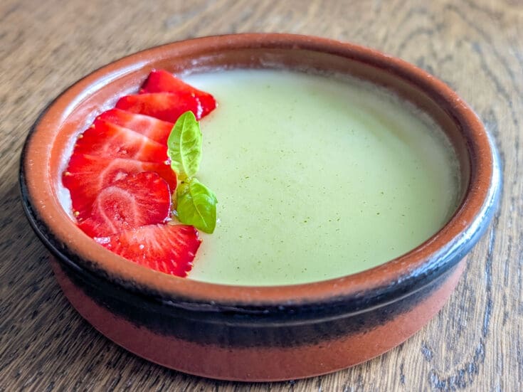 Panna cotta à la vanille et sirop de basilic