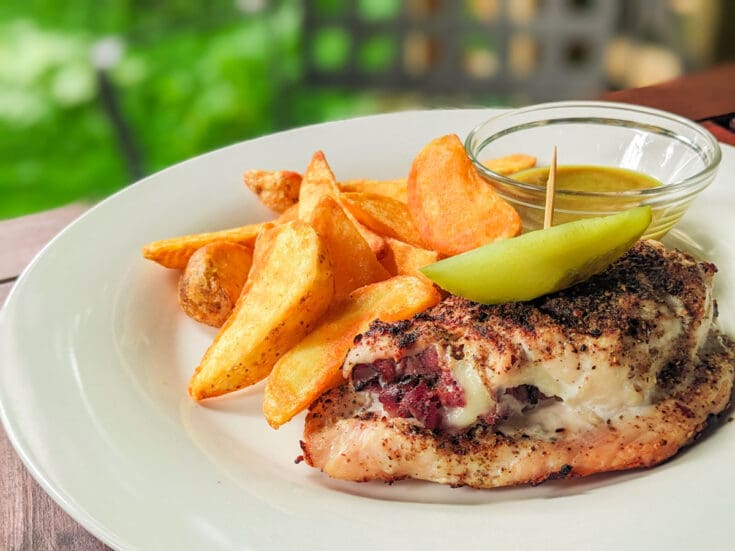 Poitrines de poulet farcies au Smoked Meat style cordon bleu sur le BBQ