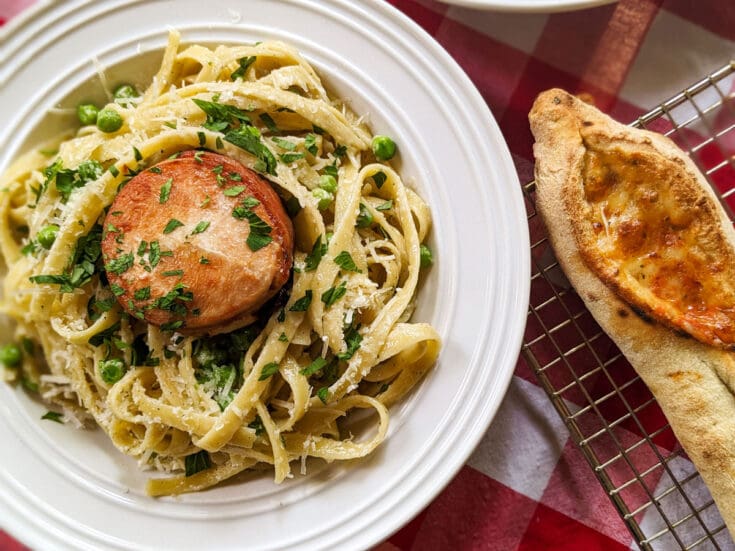 Fettuccine alfredo style galvaude au poulet bardé de bacon