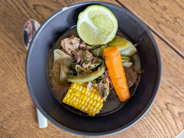 Caldo de res par Victoria Charlton