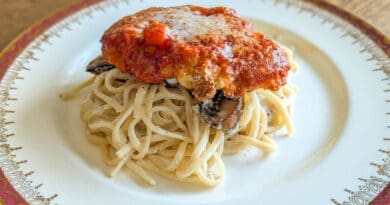 Escalope de porc parmigiana avec pâtes crémeuses aux champignons