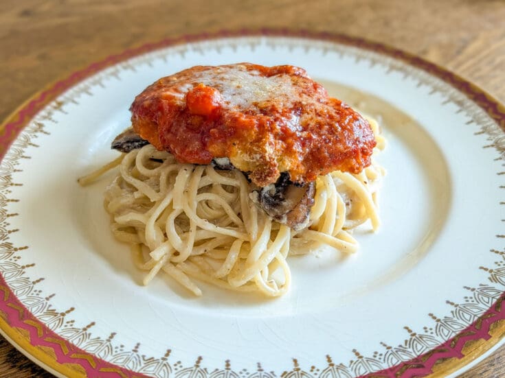 Escalope de porc parmigiana avec pâtes crémeuses aux champignons