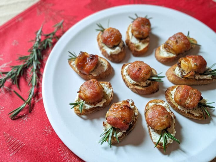 Crostini de pétoncles & bacon à l’érable, fromage frais et herbes