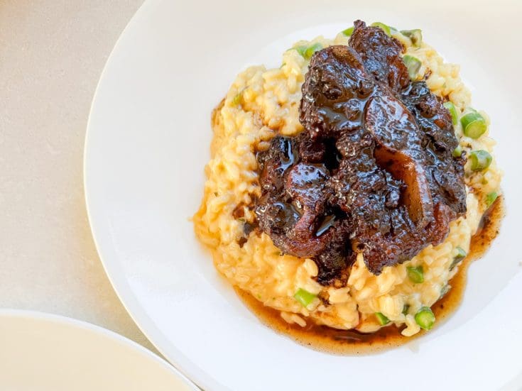 Queue de boeuf au vin rouge et risotto aux asperges